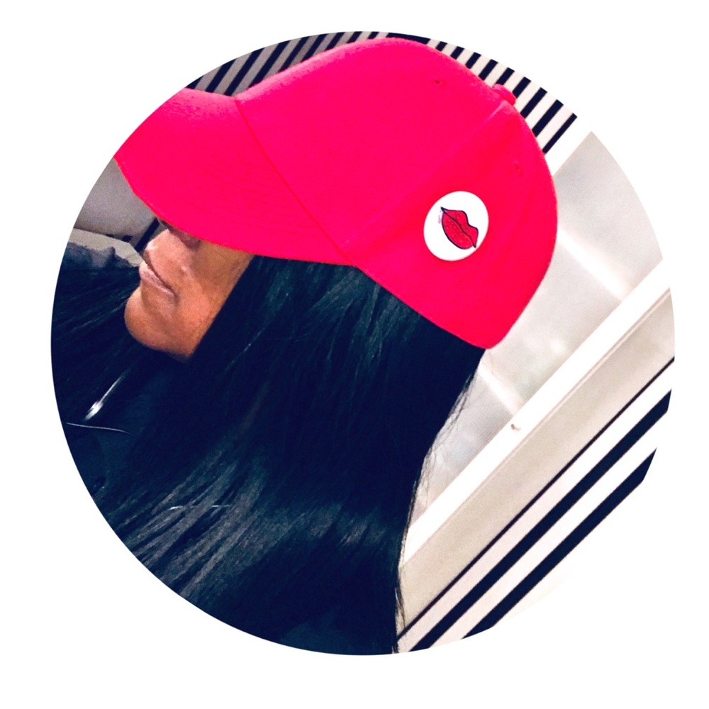 New origins Red Lip Pins / Buttons, Red & White - Picture 2 of 3